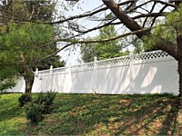 <b>White vinyl privacy fene with lattice top</b>